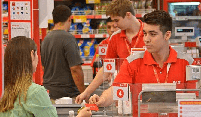 se puede retirar dinero en supermercados dia con el servicio extra cash